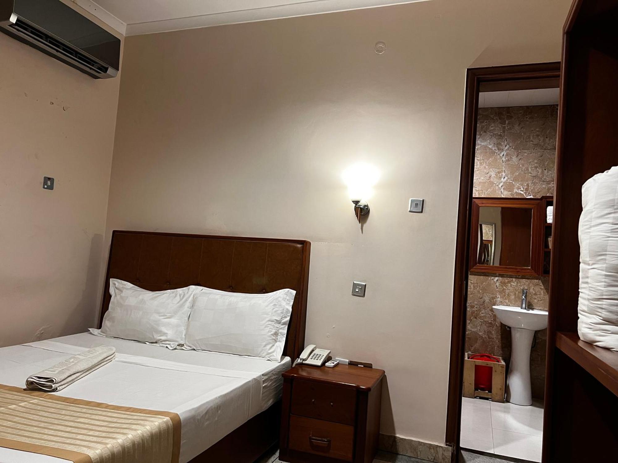 K27 Premier Backpackers Vandrarhem Dar es Salaam Exteriör bild